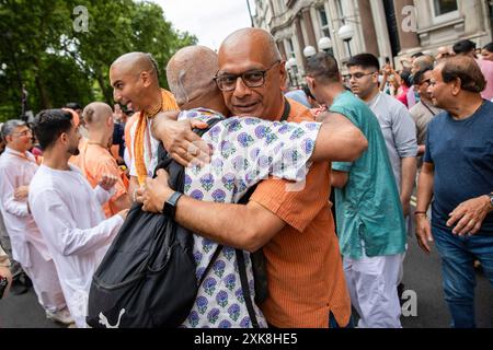 Londra, Regno Unito. 21 luglio 2024. Due devoti Hare Krishna maschi abbracciano. Migliaia di seguaci della religione Hare Krishna si riuniscono nel centro di Londra per la processione annuale di Rathayatra. (Foto di James Willoughby/SOPA Images/Sipa USA) credito: SIPA USA/Alamy Live News Foto Stock