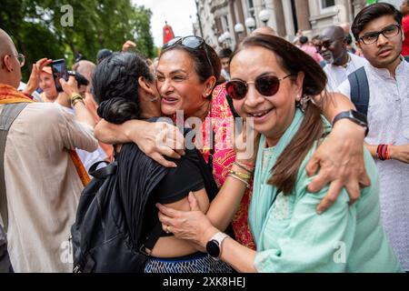 Londra, Regno Unito. 21 luglio 2024. Tre devoti Hare Krishna femminili abbracciano. Migliaia di seguaci della religione Hare Krishna si riuniscono nel centro di Londra per la processione annuale di Rathayatra. (Foto di James Willoughby/SOPA Images/Sipa USA) credito: SIPA USA/Alamy Live News Foto Stock