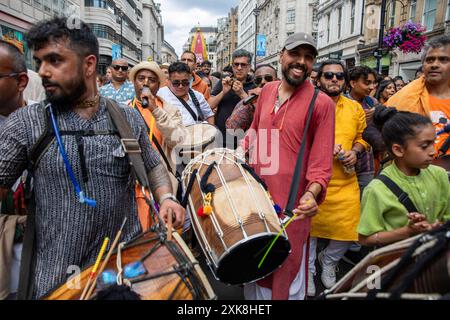 Londra, Regno Unito. 21 luglio 2024. Una band suona strumenti tradizionali indiani. Migliaia di seguaci della religione Hare Krishna si riuniscono nel centro di Londra per la processione annuale di Rathayatra. (Foto di James Willoughby/SOPA Images/Sipa USA) credito: SIPA USA/Alamy Live News Foto Stock