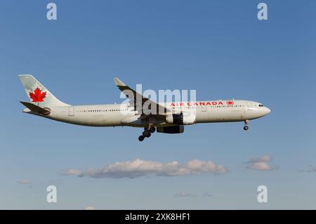 Air Canada, Airbus A330 che scende all'aeroporto internazionale Montréal-Pierre Elliott Trudeau, Dorval, Quebec, Canada Foto Stock