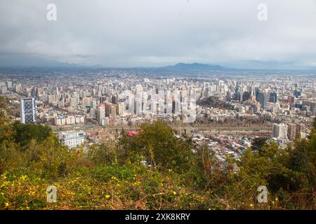 Una vista dall'alto da Cerro San Cristobal della città di Santiago del Cile. Torre telefonica moderna torre di uffici di architettura. Foto Stock