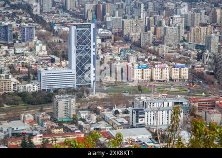 Una vista dall'alto da Cerro San Cristobal della città di Santiago del Cile. Torre telefonica moderna torre di uffici di architettura. Foto Stock