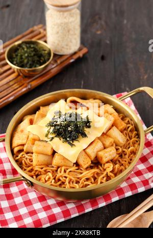 Rabokki, Spicy Ramyeon Topokki Tteokbokki Korean Street Food con condimento al formaggio fuso Foto Stock