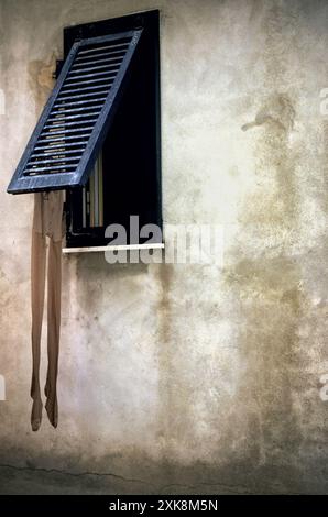 Calze o calze da donna appese alla finestra, Villaggio di Riomaggiore, cinque Terre, Italia Foto Stock
