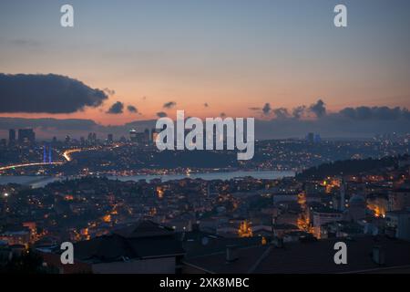 Istanbul cityscape sotto le nuvole durante la serata Foto Stock