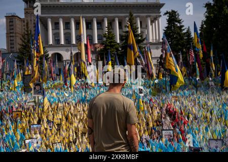 Un uomo tatuato in fatiche militari fissa un monumento a persone uccise in difesa dell'Ucraina durante la guerra russo-Ucraina, a Maidan Nezalezhnosti (Piazza dell'indipendenza) a Kiev, Ucraina, il 21 luglio 2024. La guerra, iniziata nel 2014 e portata a un tentativo di invasione russa su vasta scala nel 2022, ha incluso ripetuti attacchi contro obiettivi civili ucraini. (Foto di Matthew Rodier/Sipa USA) credito: SIPA USA/Alamy Live News Foto Stock