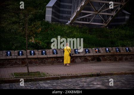 Una donna guarda un memoriale ai membri del servizio ucraino uccisi in difesa dell'Ucraina durante la guerra russo-Ucraina in una strada vicino a Maidan Nezalezhnosti (Piazza dell'indipendenza) a Kiev, in Ucraina, il 21 luglio 2024. La guerra, iniziata nel 2014 e portata a un tentativo di invasione russa su vasta scala nel 2022, ha incluso ripetuti attacchi contro obiettivi civili ucraini. (Foto di Matthew Rodier/Sipa USA) credito: SIPA USA/Alamy Live News Foto Stock