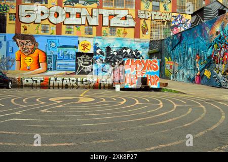 Un labirinto è esposto sul cortile di cemento di 5 Pointz, un tempo tela di artisti di graffiti a Queens, New York Foto Stock