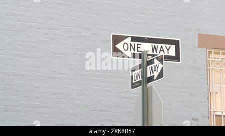 Incrocio a New York City, incrocio con Minetta Street, cartello con la freccia a senso unico. Edificio residenziale Manhattan Greenwich Village, New York, Stati Uniti. Muro di mattoni blu. Foto Stock