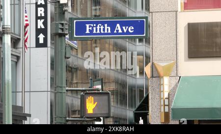 Fifth avenue, 5 ave Road cartello, architettura Midtown di Manhattan, New York City 5th av Street corner. Segnaletica stradale incrocio, USA. Parcheggio in garage e bandiera americana. Foto Stock