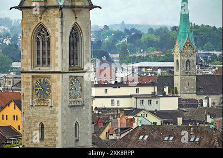 Dettagli delle torri dell'orologio della chiesa a Zurigo in Svizzera Foto Stock