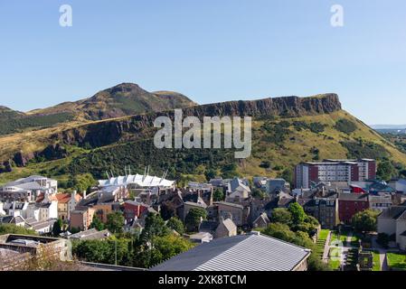 Arthur's Seat e Salisbury Crags a Edimburgo, Scozia, visti da Calton Hill. Foto Stock