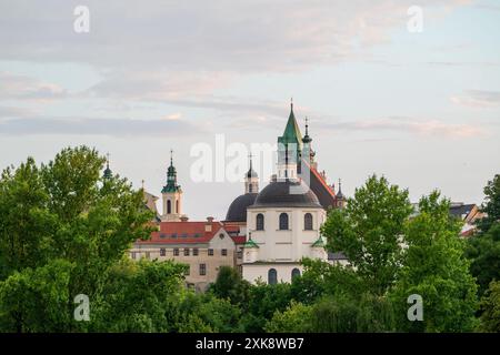 Lublino, Polonia 13 luglio 2024 vie sullo skyline della città vecchia di Lublino al tramonto Foto Stock