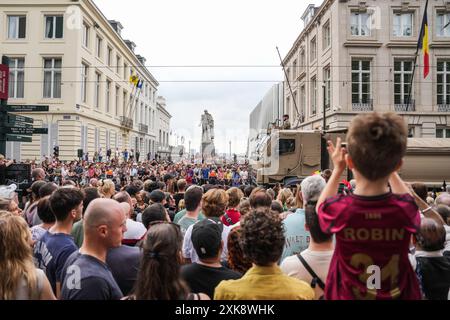 Bruxelles, Belgio. 21 luglio 2024. I cittadini assistono a una parata militare e civile delle celebrazioni della giornata nazionale belga a Bruxelles, in Belgio, il 21 luglio 2024. Crediti: Peng Ziyang/Xinhua/Alamy Live News Foto Stock