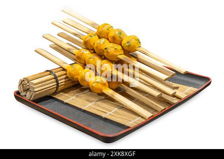 Spiedino di torta di pesce tailandese alla griglia su bianco isolato. Foto Stock