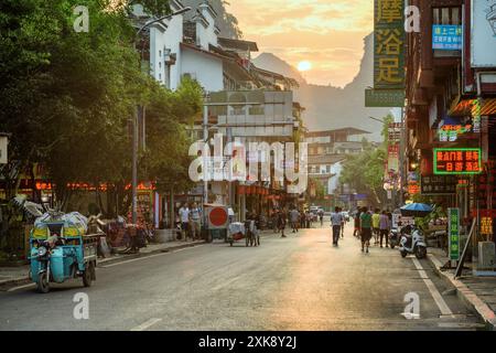 Splendida vista di una strada nella contea di Yangshuo al tramonto Foto Stock