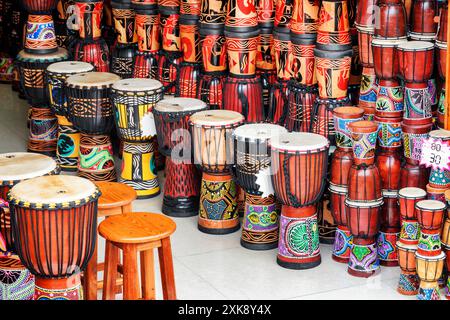 Ampia gamma di tamburi colorati per djembe nel negozio di souvenir Foto Stock