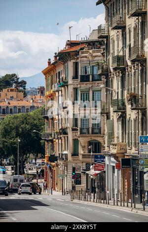 Nizza, Francia - 25 maggio 2024: Edifici nel quartiere del porto di Lympia a Nizza Foto Stock