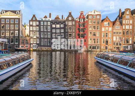 Scenario di Damrak ad Amsterdam, olandese. Le case si trovano direttamente sull'acqua Foto Stock