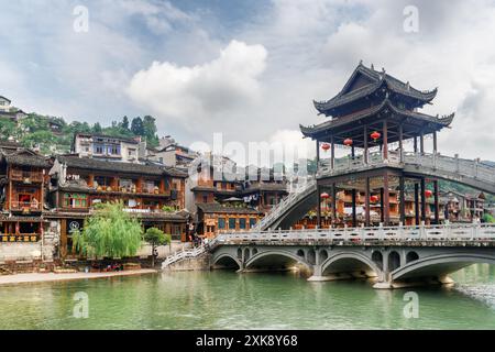 Ponte in pietra sul fiume Tuojiang, città antica di Phoenix Foto Stock