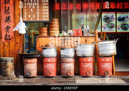 Pentole da cucina e cesti Dim Sum all'esterno del ristorante cinese Foto Stock