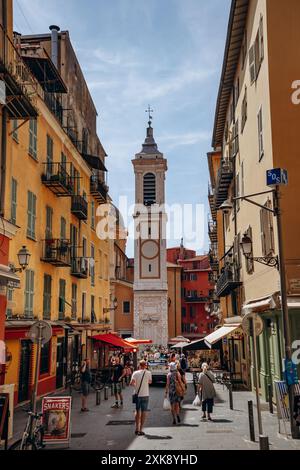 Nizza, Francia - 25 maggio 2024: Pittoresche strade della vecchia Nizza, nel sud della Francia Foto Stock