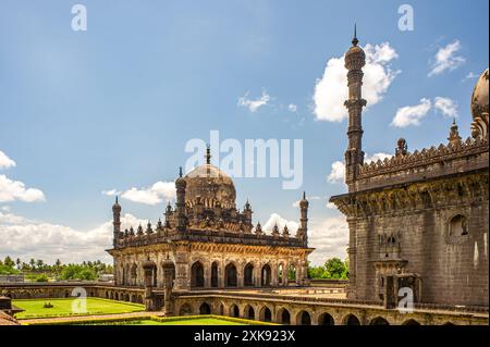 06 04 2008 Vintage Old Heritage Architecture Ibrahim Rauza, un mausoleo moghul che ha parzialmente ispirato il Taj Mahal. Bijapur, India Asia. Foto Stock