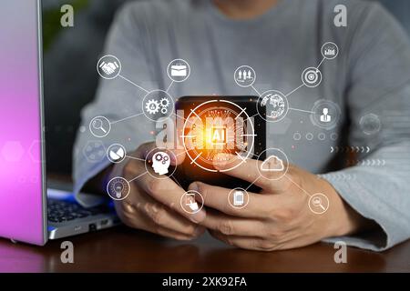 Strategia tecnologica di trasformazione digitale, IoT, Internet delle cose. Uomo d'affari che utilizza uno smartphone con IA e icone digitali su sfondo scuro. Ai ma Foto Stock