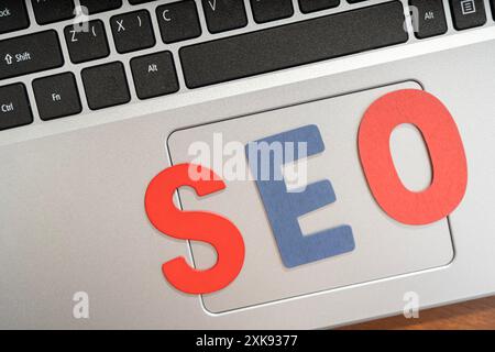 Analisi Web e concetto di marketing. Ottimizzazione dei motori di ricerca concetto di navigazione SEO. Laptop con pedaggio e note sul SEO. Foto Stock