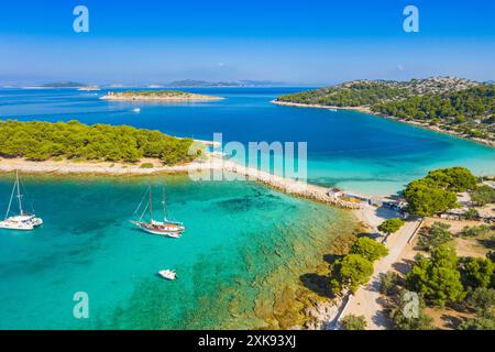 Spiaggia di Podvrske sull'isola di Murter, mare Adriatico, Dalmazia, Croazia Foto Stock