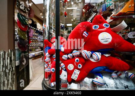 Parigi, Francia. 21 luglio 2024. L'apertura delle Olimpiadi di Parigi è imminente e le strade di Parigi sono piene di atmosfera olimpica. Credito: Fu Tian/China News Service/Alamy Live News Foto Stock