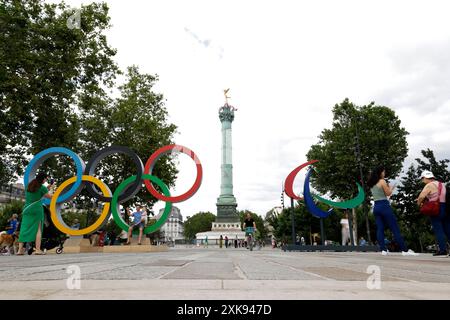 Parigi, Francia. 21 luglio 2024. L'apertura delle Olimpiadi di Parigi è imminente e le strade di Parigi sono piene di atmosfera olimpica. Credito: Fu Tian/China News Service/Alamy Live News Foto Stock