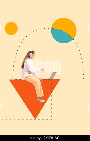 Collage d'arte contemporanea. Una donna che indossa le cuffie, con i pollici in alto, si siede su un triangolo arancione brillante e lavora sul suo computer portatile. Sfondo astratto. Foto Stock