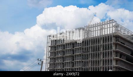 Vista panoramica su cui lavorano i lavoratori in un grande cantiere edile e molte gru, settore delle nuove costruzioni. Gru a torre in AC Foto Stock