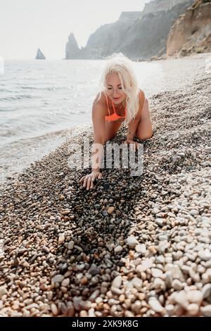 Donna in Bikini gioca su Pebble Beach Foto Stock