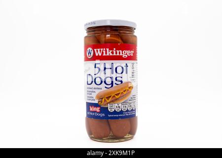 Irvine, Scozia, Regno Unito - 17 giugno 2024: WIKINGER Germany branded 5 Hot Dogs in un vaso di vetro che mostra icone grafiche e informazioni generali pertinenti Foto Stock