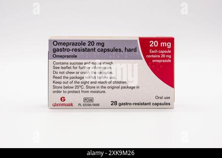 Irvine, Scozia, Regno Unito - 17 giugno 2024: Capsule rigide resistenti all'omeprazolo 20 mg del marchio Glenmark Pharmacy (EU) in una scheda facilitata in braille Foto Stock