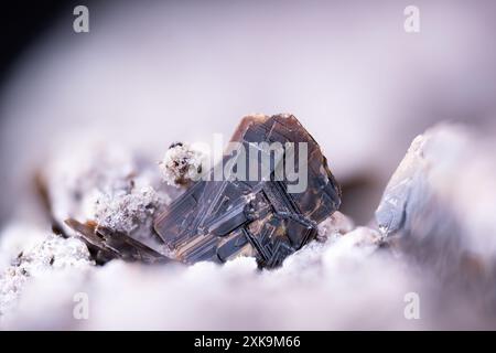 Cristalli di flogopite (mica di magnesio). Texture per micro fotografie dettagliate. Esemplare di Nickenicher Sattel, Germania. primo piano lucido semi-prezioso Foto Stock