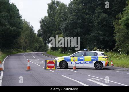 La scena sulla A61 a Wakefield, a seguito di una collisione tra un'auto e una moto la domenica pomeriggio in cui morirono quattro adulti e due bambini. L'incidente tra una Ford Focus e la moto si verificò sulla A61 tra Staincross, Barnsley, e Newmillerdam, Wakefield. Data foto: Lunedì 22 luglio 2024. Foto Stock