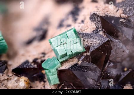 Metatorbernite verde su quarzo, texture di dettaglio macro-fotografia. Esemplare della miniera di Margabal, Entraygues-sur-Truyère, Aveyron, Occitanie, Francia. clo Foto Stock