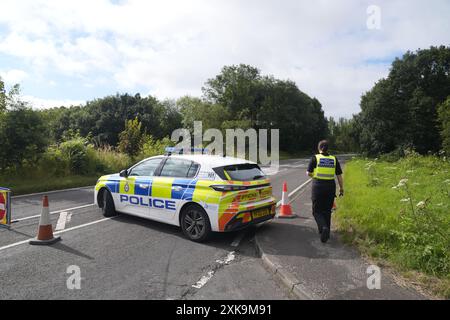 La scena sulla A61 a Wakefield, a seguito di una collisione tra un'auto e una moto la domenica pomeriggio in cui morirono quattro adulti e due bambini. L'incidente tra una Ford Focus e la moto si verificò sulla A61 tra Staincross, Barnsley, e Newmillerdam, Wakefield. Data foto: Lunedì 22 luglio 2024. Foto Stock