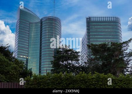 Edificio verde e di sostenibilità. Edificio ecologico. Edificio sostenibile in vetro per uffici con albero per ridurre il biossido di carbonio. Ufficio con ambiente verde Foto Stock