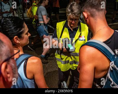 Dal 16 al 19 luglio, Nijmegen. Le marce internazionali dei quattro giorni (in olandese "De Vierdaagse") sono il più grande evento a piedi di più giorni del mondo ed è visto come il primo esempio di sportività e legame internazionale tra militari, donne e civili di molti paesi diversi. Quest'anno, a causa delle temperature calde, tutti i percorsi sono stati più corti di 10 km l'ultimo giorno. Foto Stock