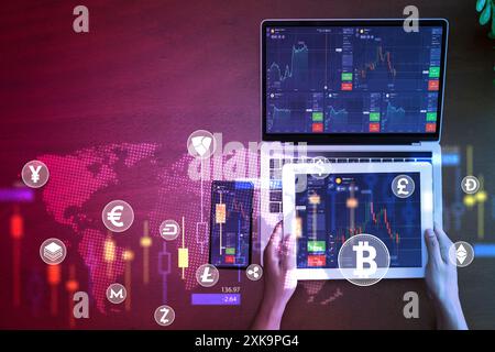 Uomo d'affari che usa gadget online per investire in un mercato azionario futuristico. Moneta in valuta cripto. Borsa valori internazionale. Grafici, figure e vendita di un Foto Stock