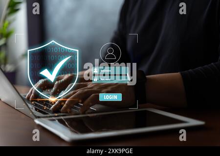 Concetti di sicurezza informatica e privacy per proteggere i dati. Icona a forma di lucchetto e tecnologia di protezione della rete Internet. Uomini d'affari che proteggono i dati personali sul laptop Foto Stock