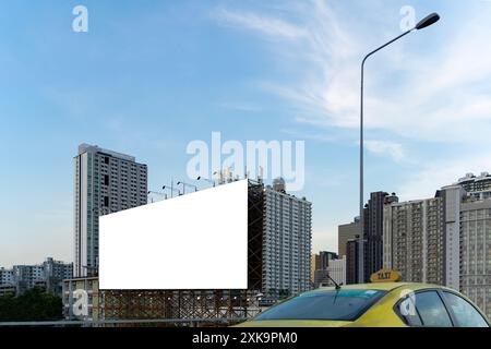 Per l'esposizione dei prodotti è possibile utilizzare annunci pubblicitari grandi e vuoti lungo le autostrade cittadine sullo sfondo di un cielo blu con splendide nuvole. Pubblicità all'aperto Foto Stock