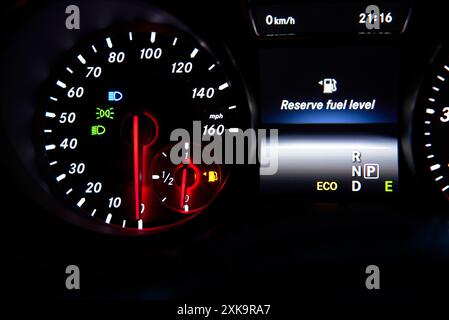 tachimetro cruscotto auto. Foto Stock