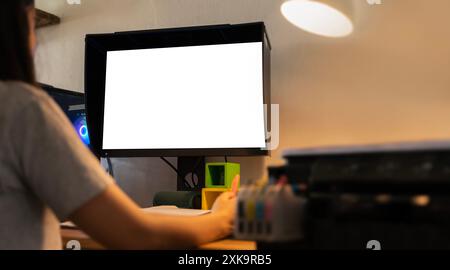 Uomo d'affari di successo che lavora dietro un computer desktop in un ufficio domestico. L'immagine ritagliata di una donna d'affari sta usando una comp desktop bianca Foto Stock