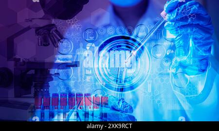 Microscopio a doppia esposizione Young Woman scientifico che utilizza attrezzature per la ricerca. La ricerca genetica e il concetto di scienza delle biotecnologie. Biologia umana e farma Foto Stock