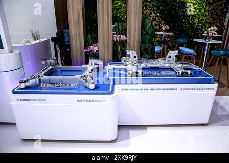 (240722) -- SHENYANG, 22 luglio 2024 (Xinhua) -- questa foto scattata il 18 aprile 2023 mostra i sottotelai anteriori EV esposti presso lo stand Gestamp della 20a esposizione internazionale dell'industria automobilistica di Shanghai a Shanghai, Cina orientale. PER ANDARE CON "Economic Watch: Cina, Europa si rafforzano i legami dell'industria automobilistica in mezzo a una più stretta cooperazione" (Gestamp/Handout via Xinhua) Foto Stock